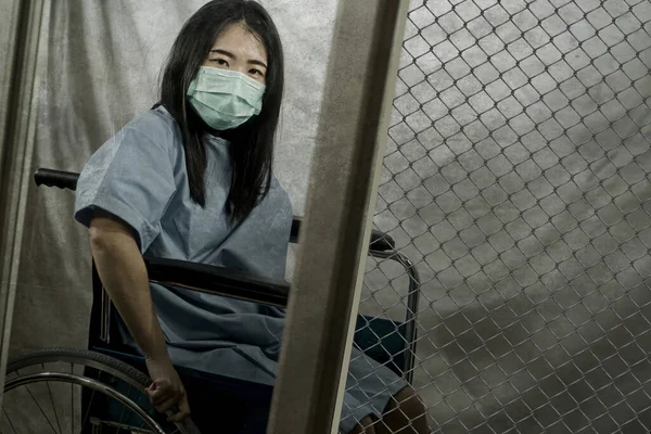 เหยื่อไวรัสโคโรนาถูกล็อค สาวสวยกลัวและป่วย หญิงสาวชาวเอเชียชาวจีนในฐานะผู้ป่วยในโรงพยาบาลที่ติดเชื้อไวรัสไข้หวัดใหญ่ของจีนถูกกักกันในความตื่นตระหนก — ภาพถ่ายสต็อก