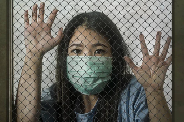 Coronavirus áldozat zárva - fiatal szép, ijedt és beteg ázsiai kínai nő, mint a beteg a kórházi kórteremben fertőzött kínai influenza vírus karanténba pánik — Stock Fotó