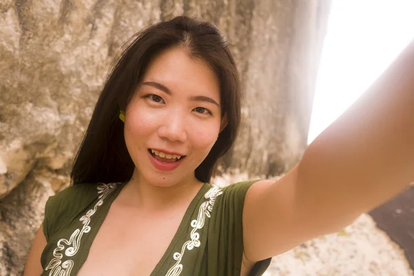 Молодая Счастливая Красивая Азиатская Кореянка Делает Селфи Фото Мобильного Телефона — стоковое фото