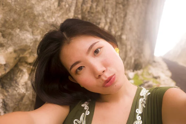 Щаслива Вродлива Жінка Азії Яка Робить Самовіддану Фотографію Допомогою Мобільного — стокове фото