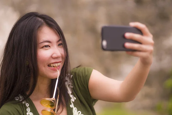 Молода Щаслива Красива Китайка Робить Самовіддану Фотографію Мобільним Телефоном Грайливий — стокове фото