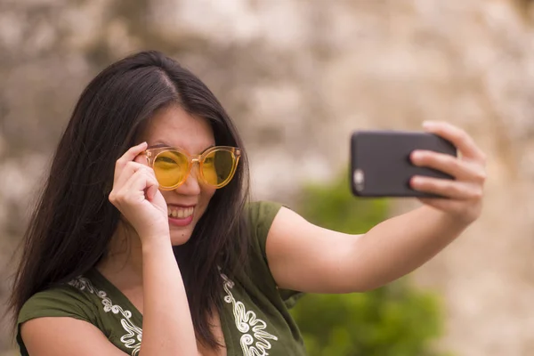 Jovem Feliz Bonita Mulher Asiática Coreana Tirar Foto Selfie Com — Fotografia de Stock