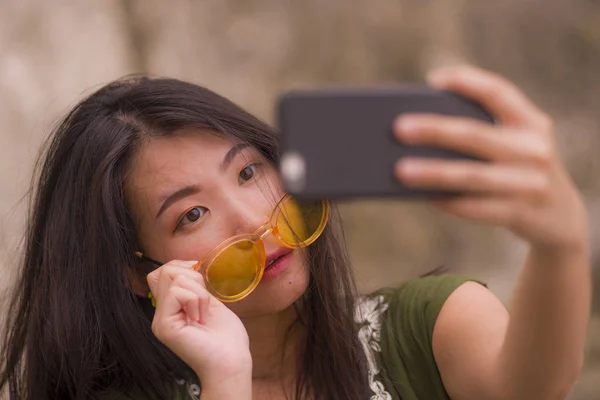 Joven Feliz Hermosa Mujer Coreana Asiática Tomando Foto Selfie Con — Foto de Stock