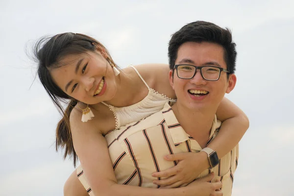 Sladký Romantický Životní Styl Portrét Mladé Šťastný Asijský Pár Lásce — Stock fotografie