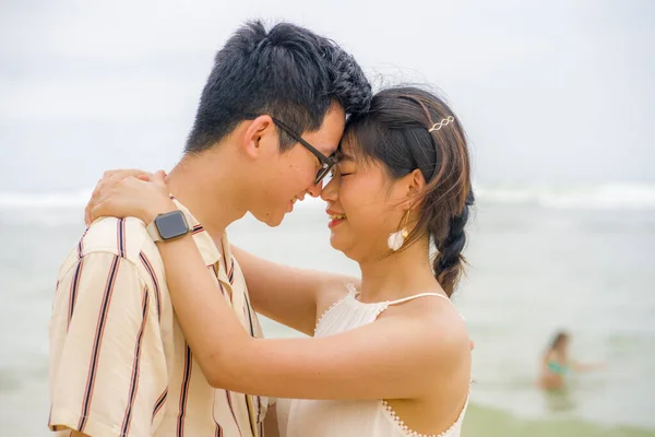甘いとロマンチックなライフスタイルの肖像画若い幸せなアジアのカップル愛の休日を楽しんで美しいビーチで一緒に海遊びと愛情で関係の概念 — ストック写真