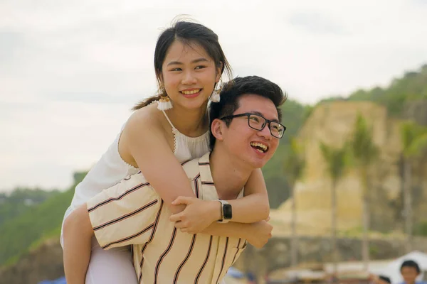 Солодкий Романтичний Стиль Життя Молодої Щасливої Корейської Пари Закоханих Насолоджуються — стокове фото