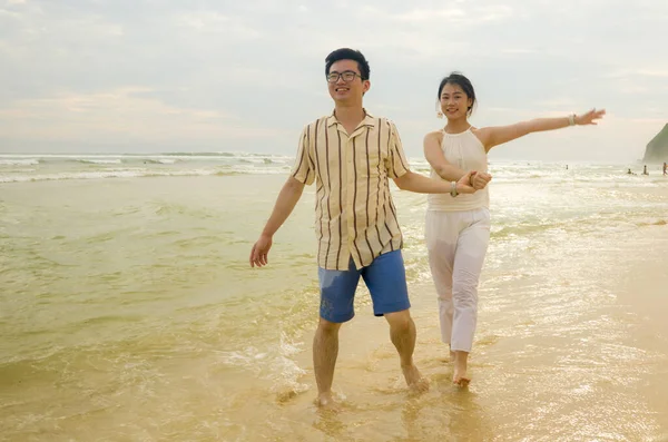 사랑하는 아시아 연인의 달콤하고 낭만적 사진아름다운 해변에서 산책하는 아름다운 해변에서 — 스톡 사진