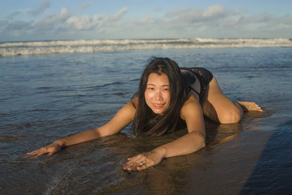 身着游泳衣 在沙滩上嬉闹的年轻 快乐的亚裔中国女子的自然生活方式肖像 在美丽的海滩天堂里 她感到轻松而快乐 享受着无忧无虑的假期 — 图库照片