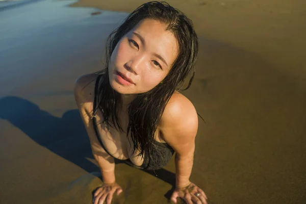 在美丽的海滩天堂里 身穿游泳衣的年轻迷人而快乐的亚裔日本女人穿着游泳衣在沙滩上嬉闹玩耍 感觉放松而快乐 享受无忧无虑的假期 — 图库照片