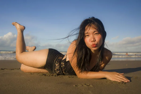 在美丽的海滩天堂里 身穿泳衣的年轻 快乐的亚裔韩裔女性穿着游泳衣嬉闹玩耍在沙滩上 享受着悠闲快乐的度假生活 — 图库照片