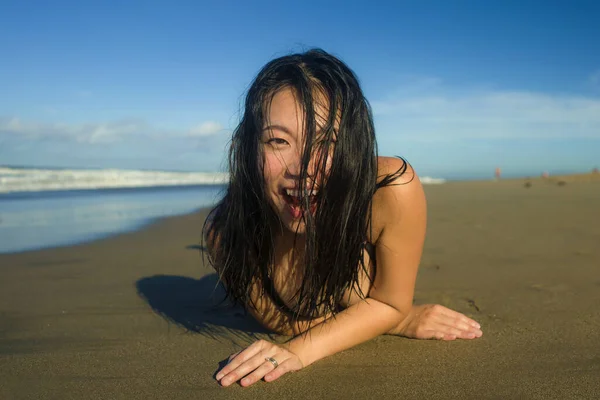 在美丽的海滩天堂里 身穿泳衣的年轻 快乐的亚裔韩裔女性穿着游泳衣嬉闹玩耍在沙滩上 享受着悠闲快乐的度假生活 — 图库照片