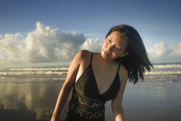穿着泳衣在美丽海滩上散步的年轻迷人而快乐的亚裔中国女人的自然生活方式画像 她感到轻松愉快 享受着无忧无虑的假期 — 图库照片
