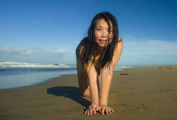 身穿泳衣的年轻迷人而快乐的亚裔日本女人跪在沙滩上 享受美丽的海滨天堂 感到轻松愉快的假期 — 图库照片