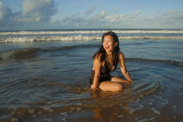 身穿泳衣的年轻 迷人而快乐的亚裔韩国女人在美丽的海滩天堂里玩得开心 放松而快乐 享受无忧无虑的假期 — 图库照片