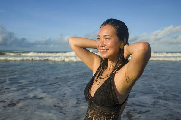 穿着泳衣在美丽海滩上散步的年轻 快乐的亚裔韩裔女性的自然生活方式肖像 让人感到轻松愉快 享受无忧无虑的假期 — 图库照片