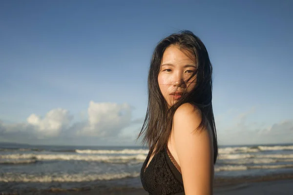 Jovem Atraente Legal Asiático Japonês Mulher Maiô Andando Bela Praia — Fotografia de Stock