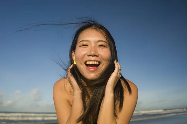 穿着泳衣在美丽海滩上散步的年轻迷人而快乐的亚裔日本女人的自然生活方式画像 她感到轻松而快乐 享受无忧无虑的假期 — 图库照片