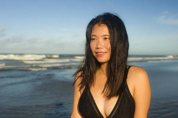 수영복을 아름다운 해변의 천국을 거닐고 아시아 여성의 스러운 — 스톡 사진