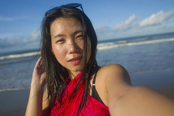 Joven Mujer Coreana Asiática Feliz Atractiva Sarong Tomando Foto Selfie —  Fotos de Stock