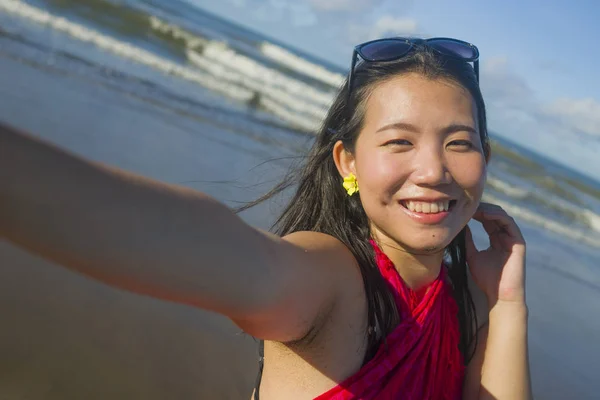 Молодая Счастливая Привлекательная Азиатская Китаянка Саронге Делает Селфи Фото Социальных — стоковое фото