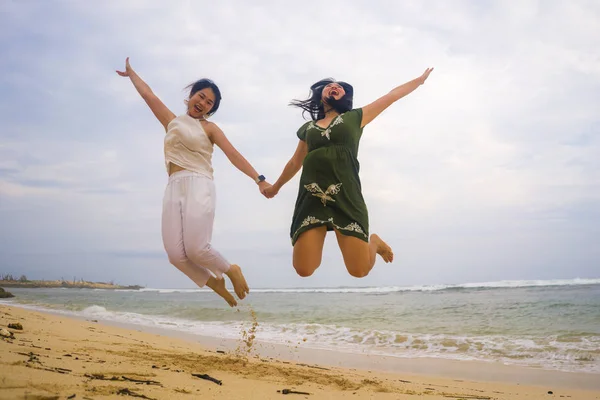 Joven Hermosa Feliz Pareja Atractivo Asiático Chino Mujeres Saltando Aire — Foto de Stock