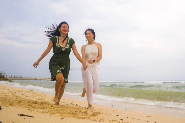Joven Hermosa Feliz Pareja Atractivo Asiático Chino Mujeres Caminando Juntos — Foto de Stock