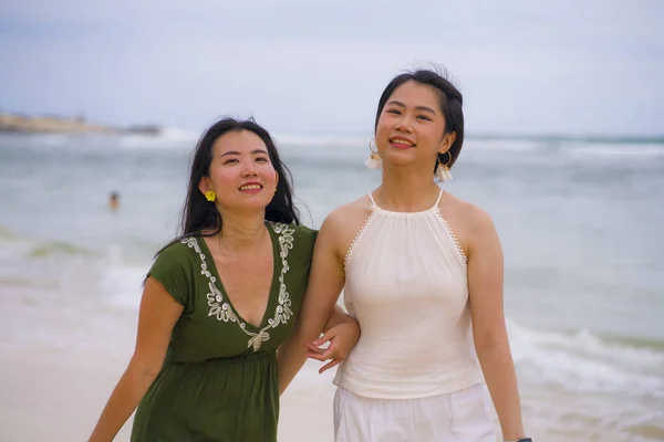 Joven Hermosa Feliz Pareja Atractivo Asiático Chino Mujeres Caminando Juntos —  Fotos de Stock