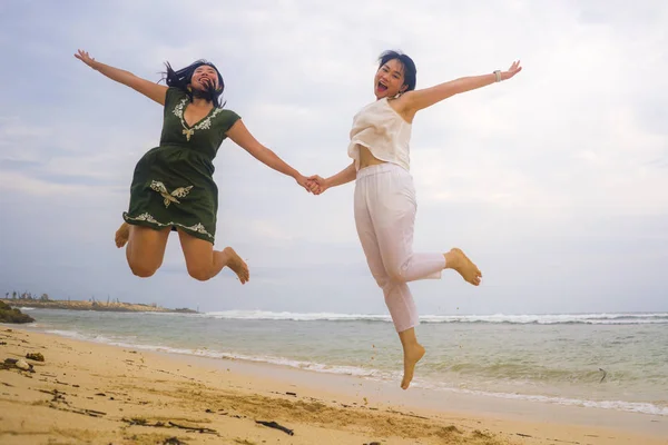 Joven Hermosa Feliz Pareja Atractivo Asiático Coreano Mujeres Saltando Aire —  Fotos de Stock
