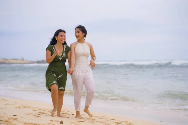 Jovem Casal Bonito Feliz Atraente Asiático Coreano Mulheres Andando Juntos — Fotografia de Stock