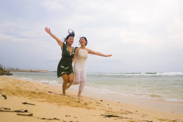 Jovem Belo Feliz Casal Atraente Asiático Chinês Mulheres Correndo Louco — Fotografia de Stock