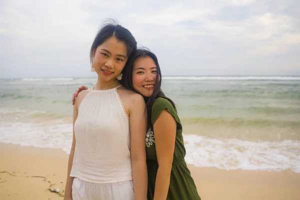 Jovem Casal Bonito Feliz Atraente Asiático Coreano Mulheres Andando Juntos — Fotografia de Stock