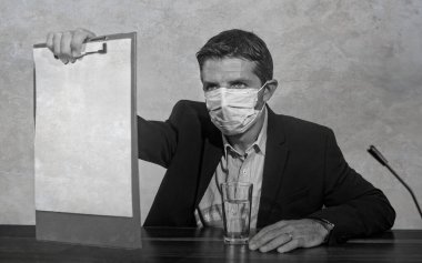 Sağlık Örgütü yöneticisi tıbbi yüz maskesi takmış basın toplantısında virüs salgını hakkında bilgi veriyor.