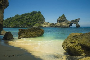 Asya 'daki Idyllic turizm merkezi. Egzotik ve rahatlatıcı Atuh plaj cennetindeki kayalık manzarası. Yaz tatillerinde dinlenme ve turizm konseptiyle seyahat.