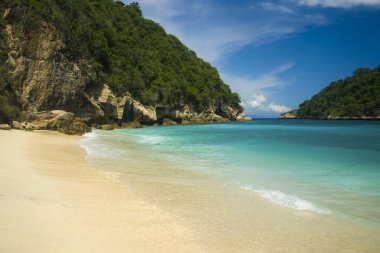 Asya 'daki Idyllic turizm merkezi. Beyaz kumlu ve çarpıcı turkuaz deniz suyu rengi lüks tatil turizmi ve seyahat konseptiyle çöl cenneti manzarası.
