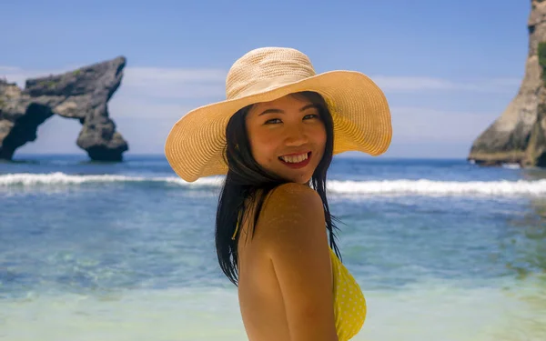 夏の帽子と黄色のビキニで若い幸せと美しいアジアの韓国人女性の屋外の肖像は牧歌的な旅行先のコンセプトでパラダイスビーチ島でエキゾチックな休日を楽しんで — ストック写真