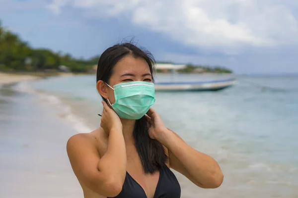 Användning Medicinsk Ansiktsmask Offentliga Platser Ung Attraktiv Asiatisk Koreansk Kvinna — Stockfoto