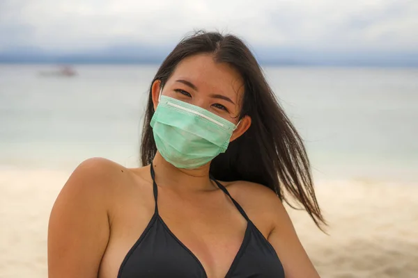 Användning Medicinsk Ansiktsmask Offentliga Platser Ung Attraktiv Asiatisk Koreansk Kvinna — Stockfoto