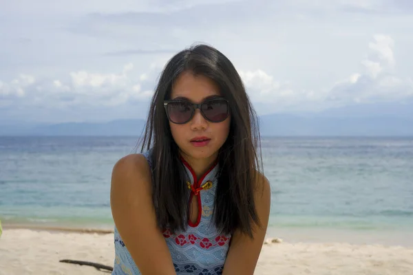 Güzel Mutlu Asyalı Kadın Şık Yaz Elbiseli Güneş Gözlüklü Tropik — Stok fotoğraf