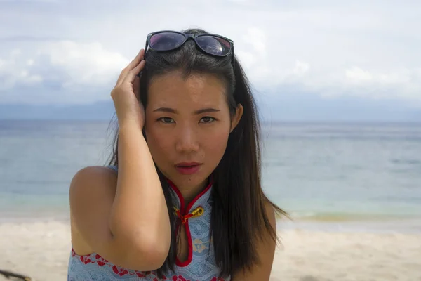 Молодая Красивая Счастливая Азиатская Кореянка Шикарном Летнем Платье Солнечных Очках — стоковое фото