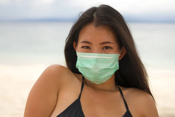 Användning Medicinsk Ansiktsmask Offentliga Platser Ung Attraktiv Asiatisk Kinesisk Kvinna — Stockfoto