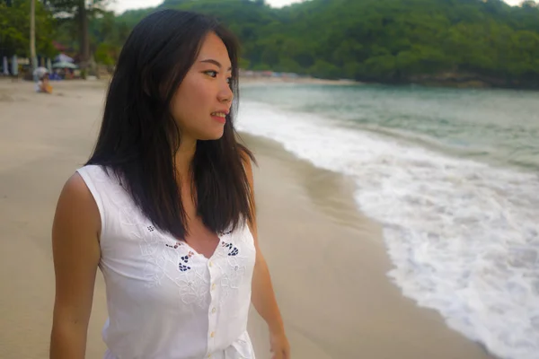 Estilo Vida Aire Libre Retrato Joven Hermosa Feliz Mujer Coreana —  Fotos de Stock
