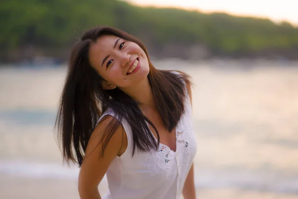 Livre Estilo Vida Retrato Jovem Bela Feliz Mulher Chinesa Asiática — Fotografia de Stock