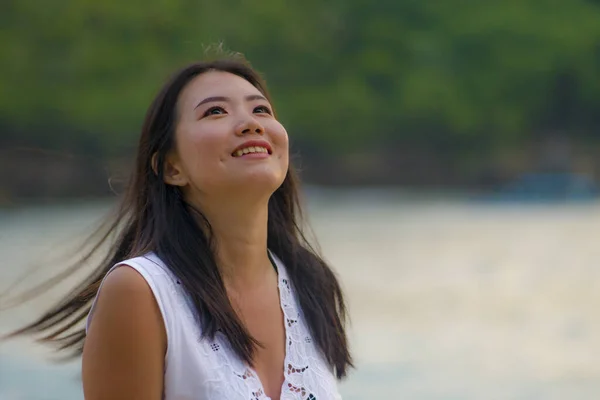 若い美しく幸せなアジアの女性のアウトドアライフスタイルの肖像夏のドレス熱帯の楽園のビーチで陽気な散歩を楽しんでリラックスし 休日の至福の目的地のコンセプト — ストック写真
