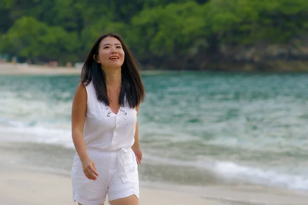 해변에서 느긋하고 행복하게 아시아 여성의 — 스톡 사진