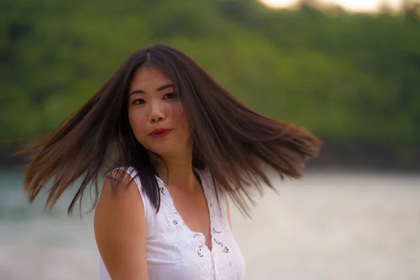 Estilo Vida Aire Libre Retrato Joven Hermosa Feliz Mujer Coreana —  Fotos de Stock