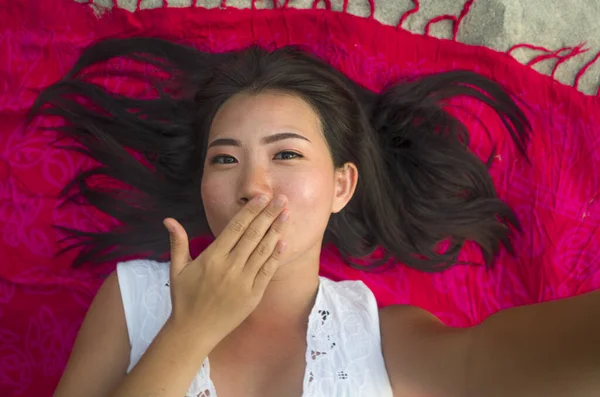 Jeune Belle Heureuse Asiatique Coréen Femme Couché Plat Sur Sarong — Photo