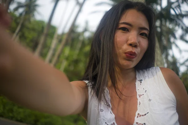 快乐的亚裔韩国女人在热带丛林探险度假时 用手机拍着自拍照 开心而轻松地在户外游玩 — 图库照片