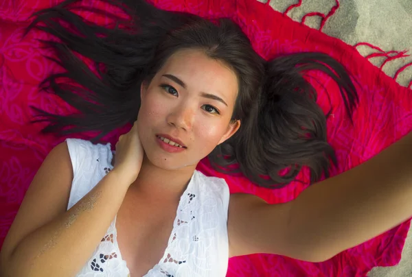 Молодая Красивая Счастливая Азиатская Китаянка Лежит Саронге Пляже Улыбаясь Веселым — стоковое фото