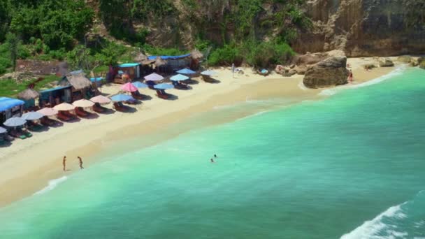 Destino Turístico Idílico Asia Hermosa Vista Panorámica Sombrillas Frente Agua — Vídeos de Stock