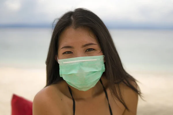 Användning Medicinsk Ansiktsmask Offentliga Platser Ung Attraktiv Asiatisk Kinesisk Kvinna — Stockfoto